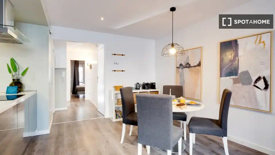 Comedor de Piso de alquiler en Barcelona con Aire acondicionado, Calefacción y Amueblado