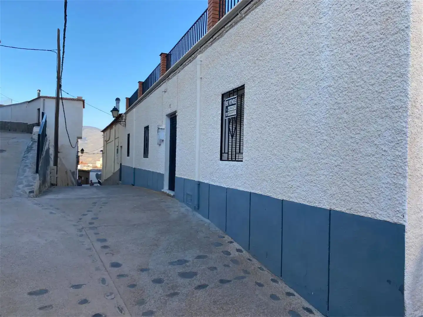 Vista exterior de Casa adosada en venda en Abrucena amb Parquet i Moblat