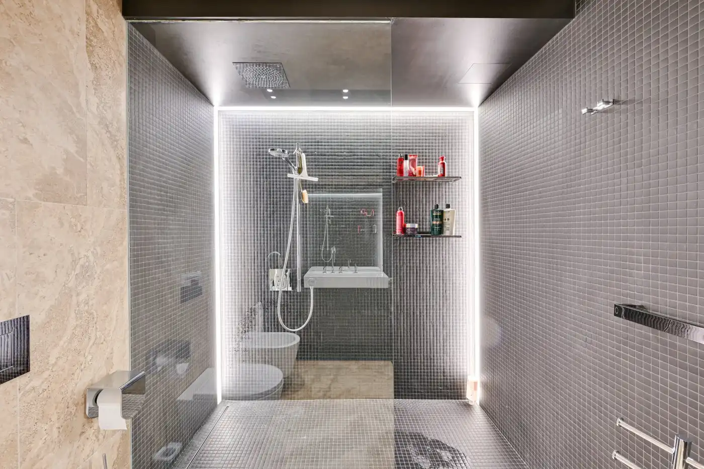 Badezimmer von Haus oder Chalet zum Verkauf in Lloret de Mar mit Klimaanlage, Heizung und Privatgarten