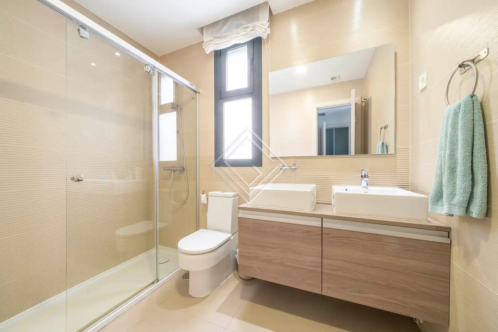Badezimmer von Einfamilien-Reihenhaus zum Verkauf in Madrid mit Klimaanlage, Heizung und Privatgarten