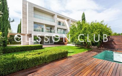 Exterior view of Single-family semi-detached for sale in  Madrid Capital  with Air Conditioner