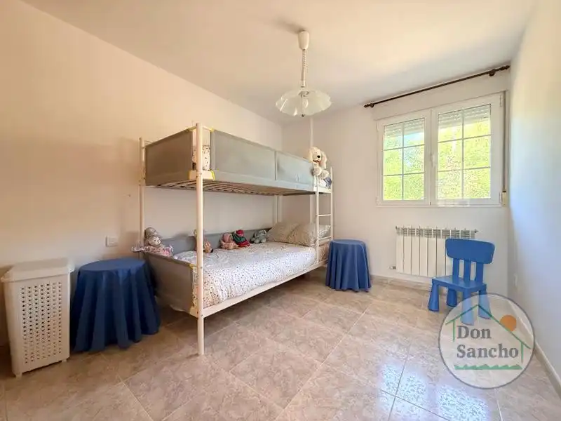 Dormitori de Casa o xalet en venda en Viana de Cega amb Calefacció, Terrassa i Traster