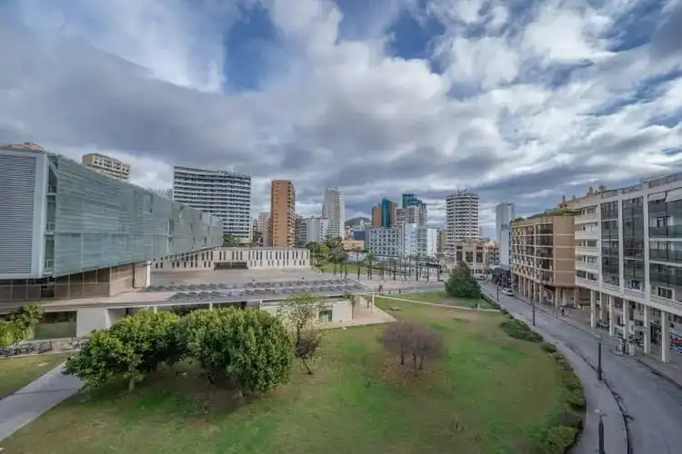 Vista exterior de Piso en venta en Benidorm con Terraza, Amueblado y Piscina comunitaria