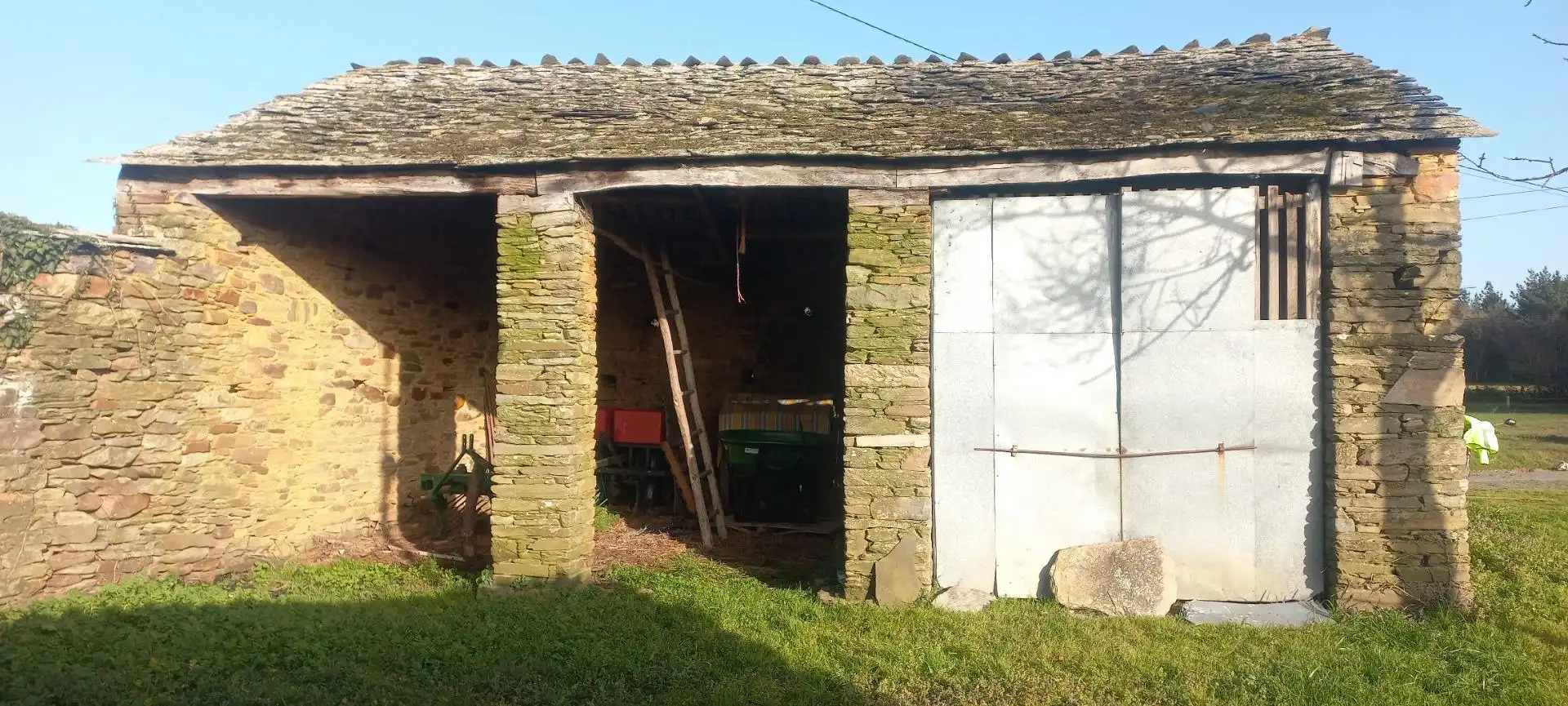 Vista exterior de Finca rústica en venda en Castro de Rei amb Jardí privat
