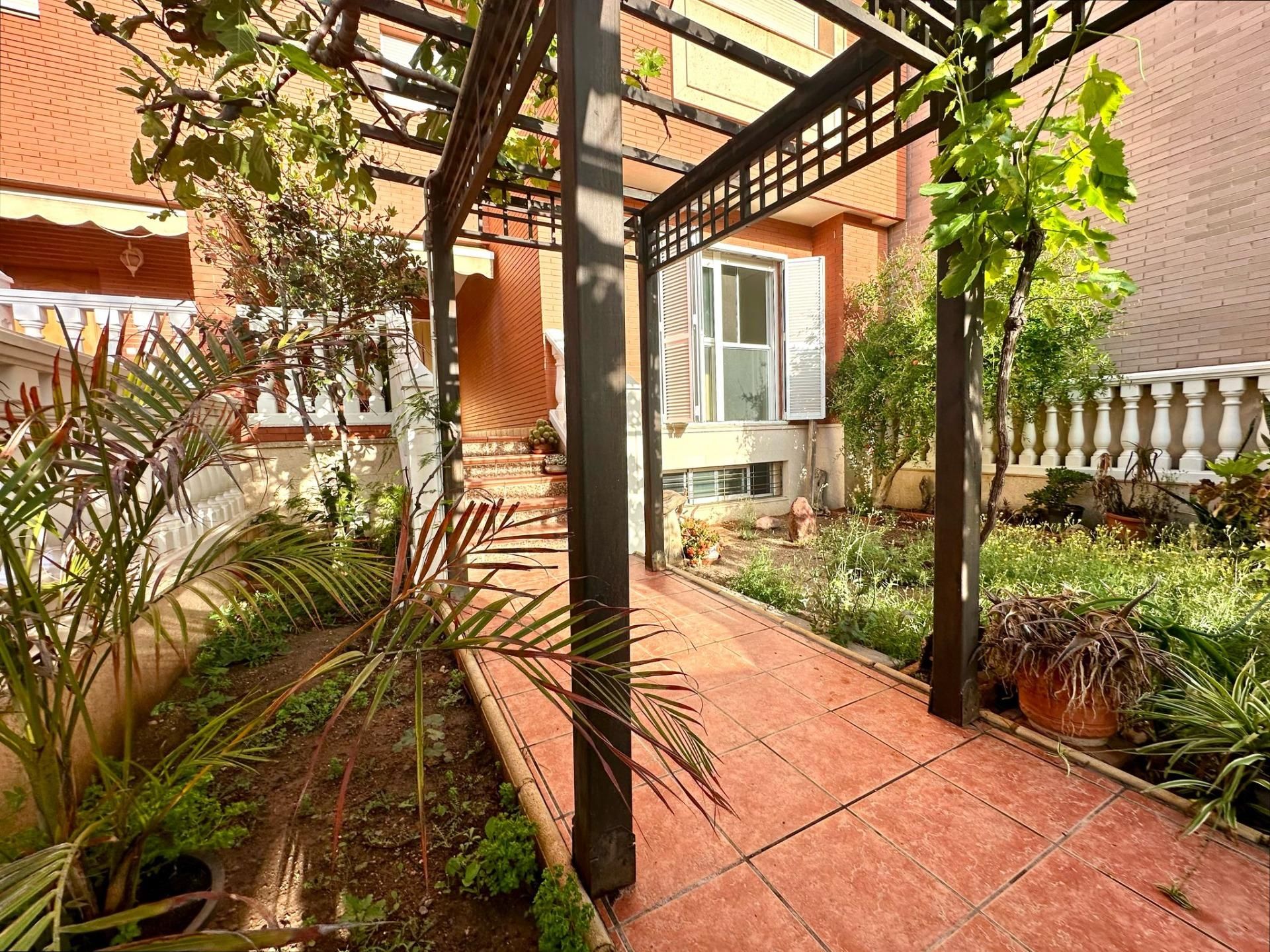 Jardí de Casa o xalet en venda en  Almería Capital amb Jardí privat, Terrassa i Traster