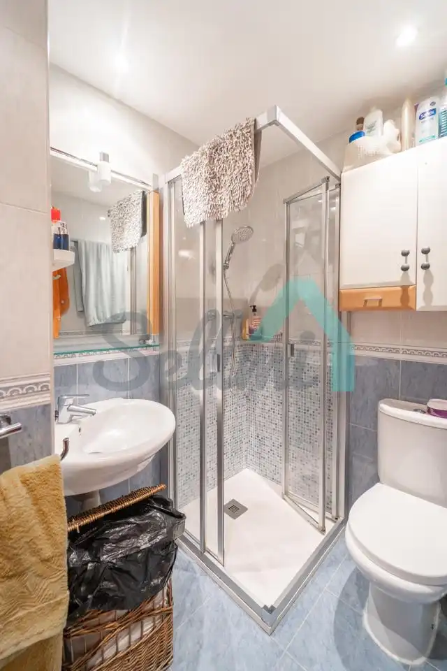 Bathroom of Flat for sale in Oviedo   with Heating, Parquet flooring and Storage room