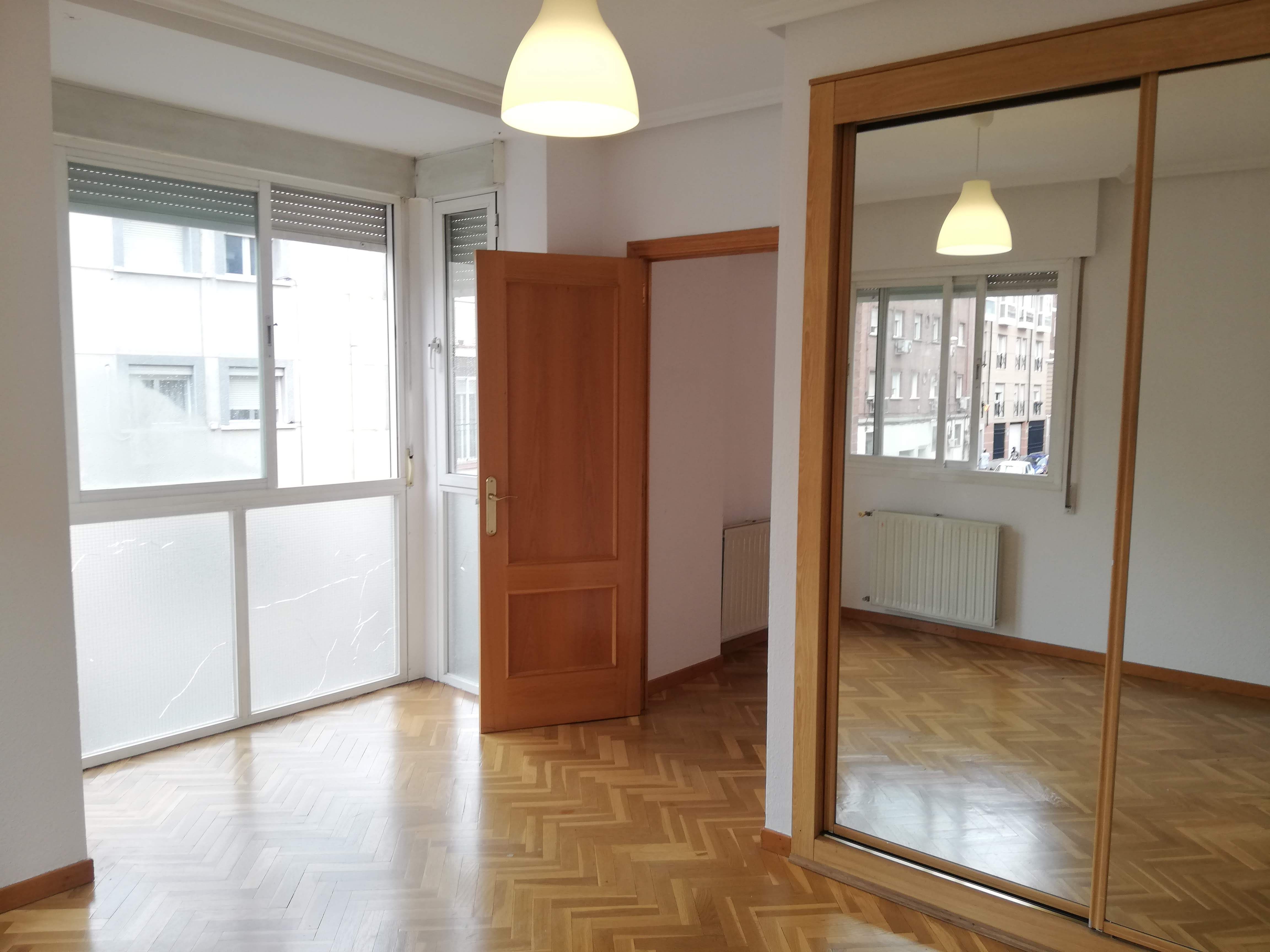 Bedroom of Flat to rent in  Madrid Capital  with Air Conditioner, Heating and Parquet flooring