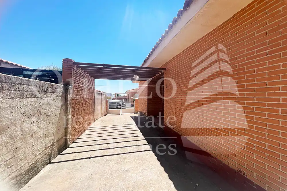 Vista exterior de Casa adosada en venda en La Mata amb Jardí privat