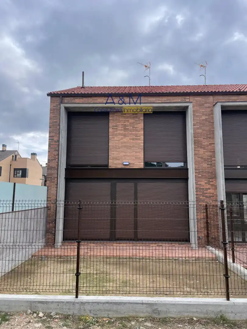 Vista exterior de Casa adosada en venta en Laguna de Duero con Calefacción, Jardín privado y Terraza