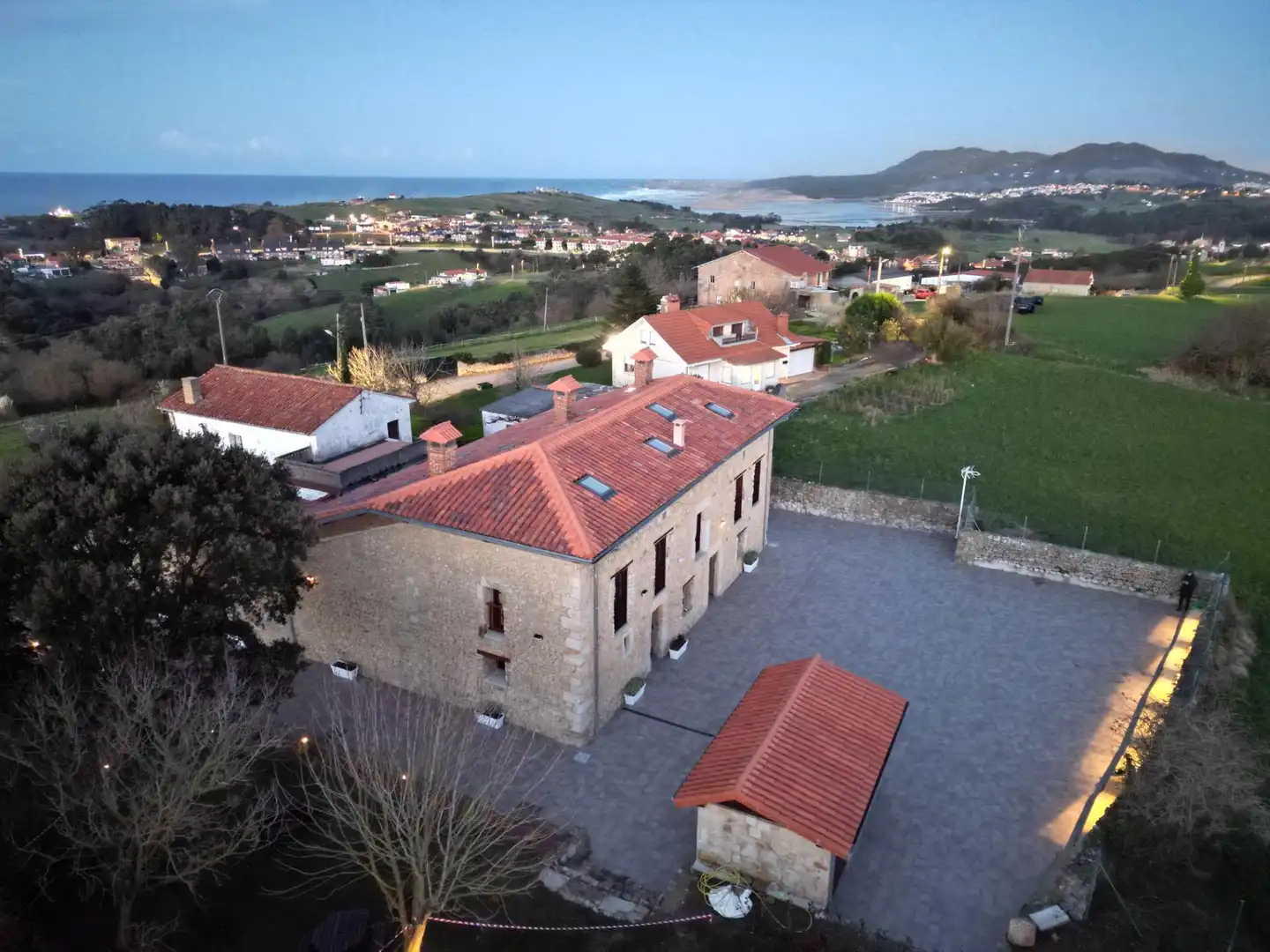 Außenansicht von Maisonette zur Miete in Miengo mit Heizung, Privatgarten und Terrasse