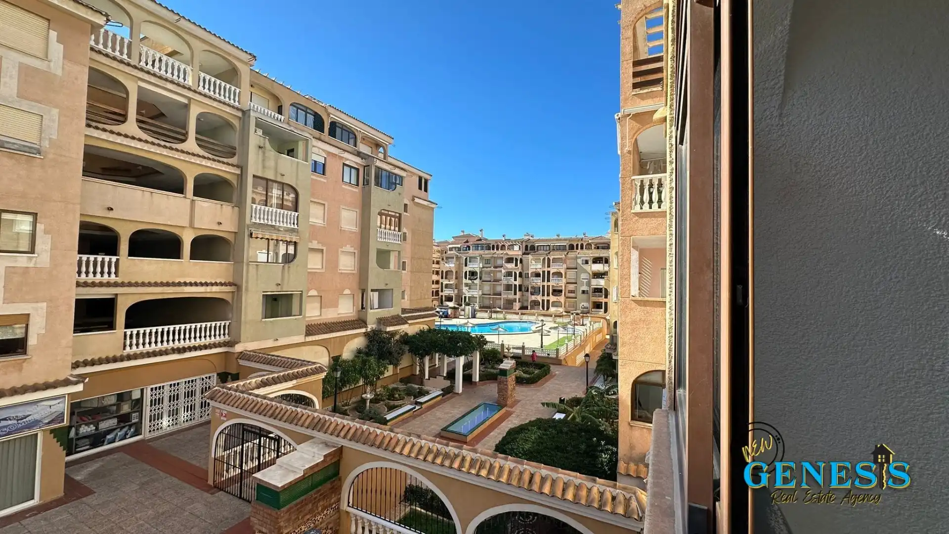Vista exterior de Apartament en venda en Torrevieja amb Aire condicionat, Jardí privat i Moblat