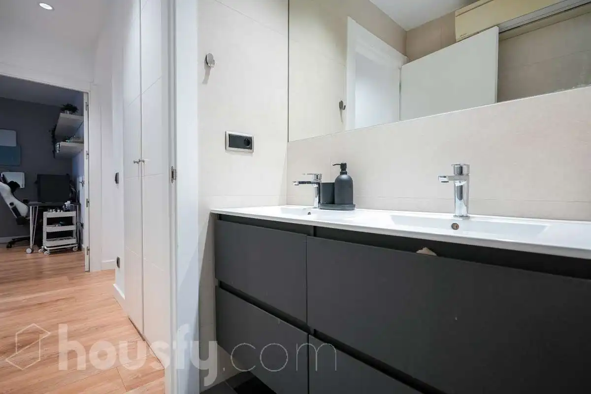 Bathroom of Duplexes for sale in Madrid  with Air Conditioner, Heating and Storage room
