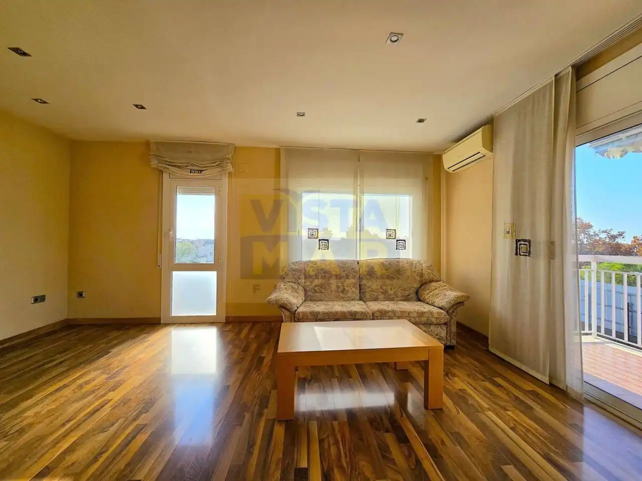 Living room of Attic for rent in Cubelles  with Air Conditioner, Heating and Parquet flooring