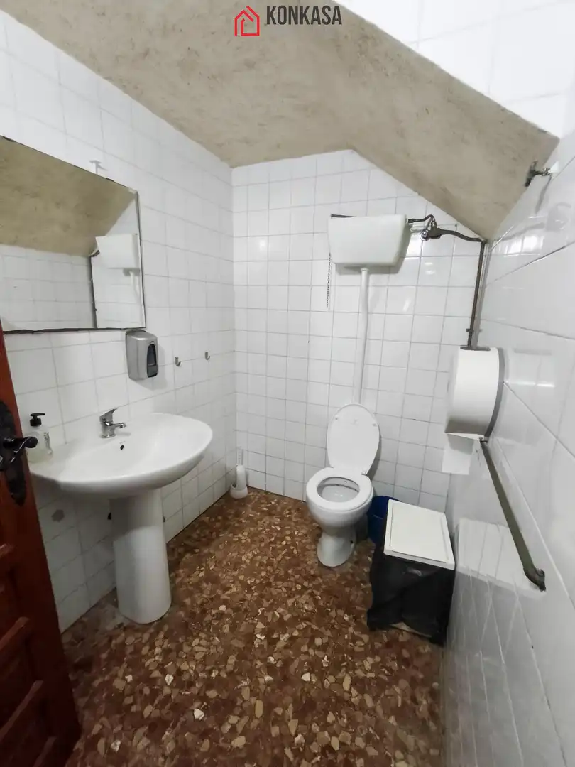 Badezimmer von Geschaftsraum zur Miete in Arcos de la Frontera mit Klimaanlage