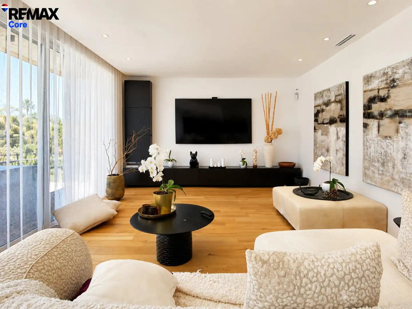Sala d'estar de Casa o xalet en venda en Marbella amb Aire condicionat, Calefacció i Jardí privat