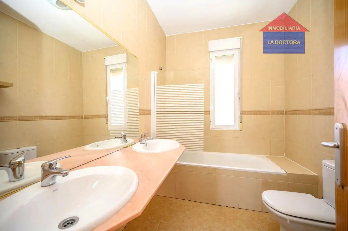 Bany de Casa adosada en venda en Camarena amb Calefacció, Jardí privat i Terrassa