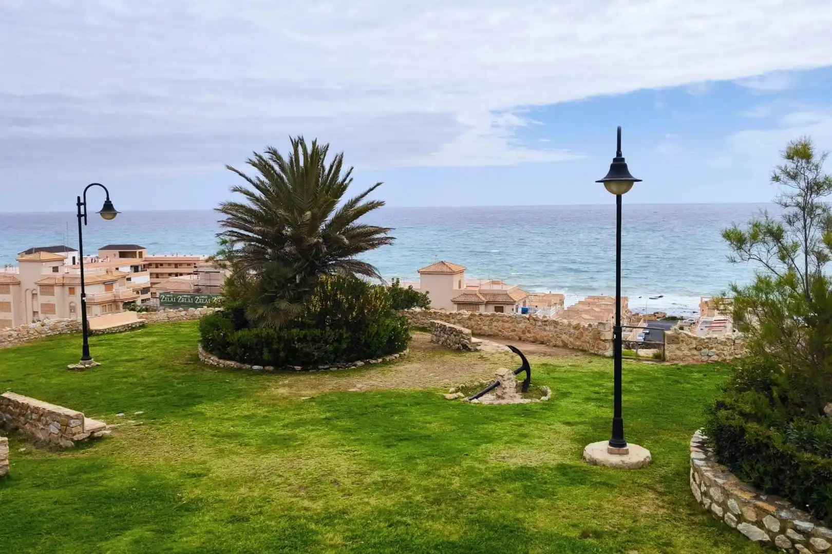 Vista exterior de Casa adosada en venda en Torrevieja amb Aire condicionat, Calefacció i Jardí privat