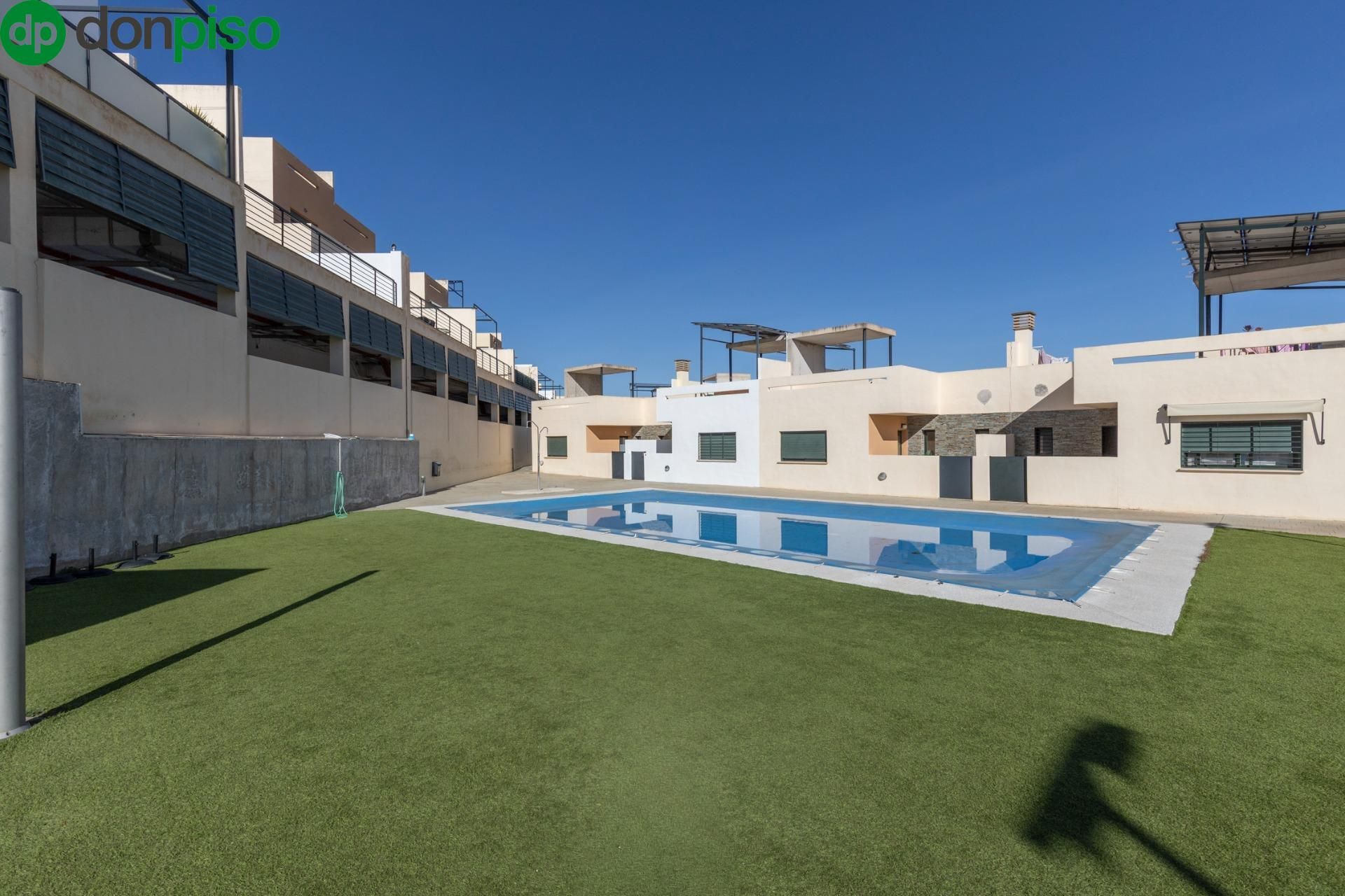 Piscina de Casa adosada en venda en Las Gabias amb Aire condicionat, Calefacció i Jardí privat