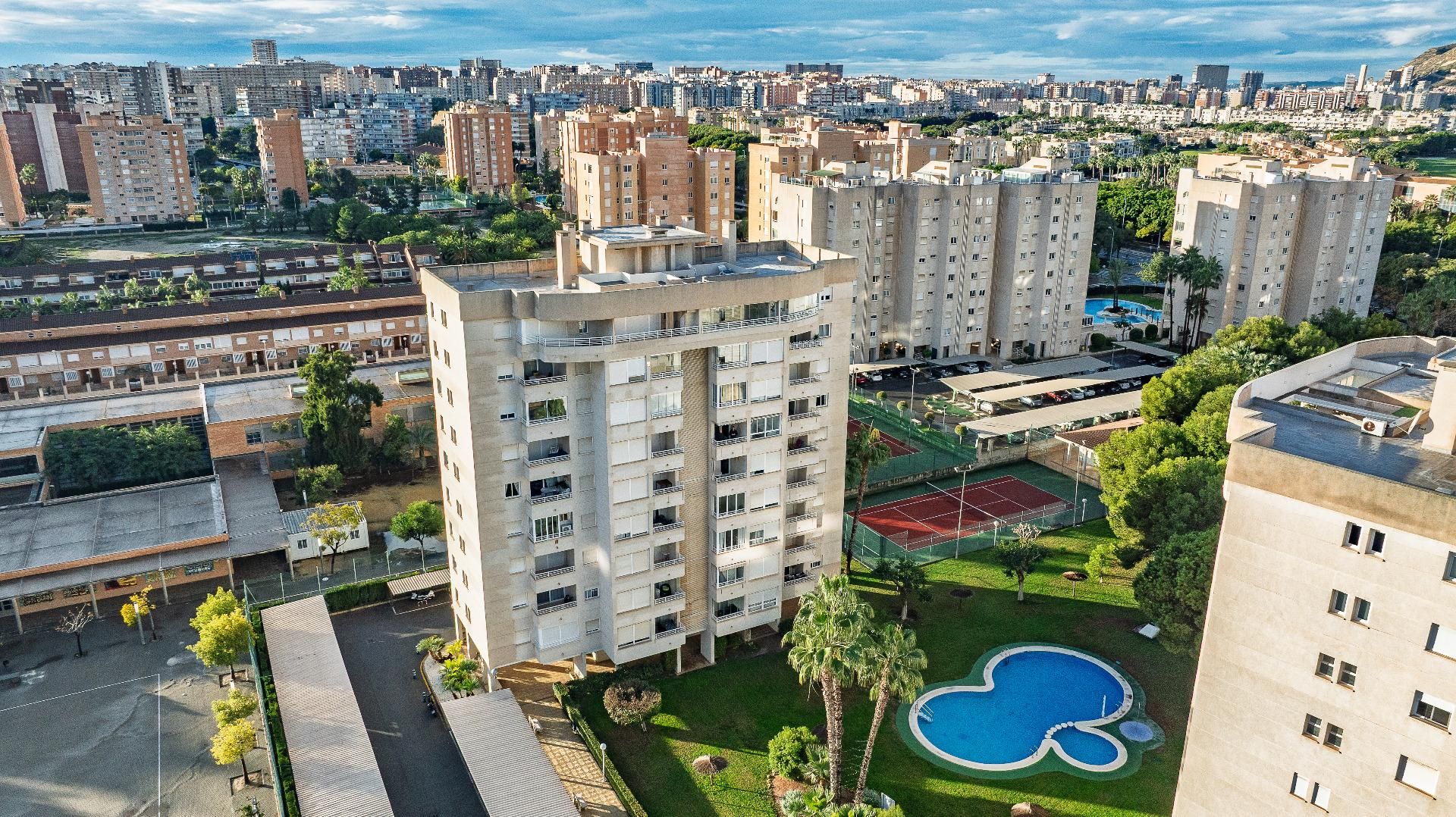 Vista exterior de Apartament en venda en Alicante / Alacant amb Jardí privat, Terrassa i Balcó