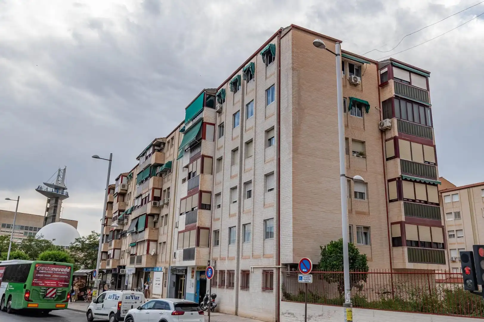 Vista exterior de Pis en venda en Granada amb Piscina comunitària