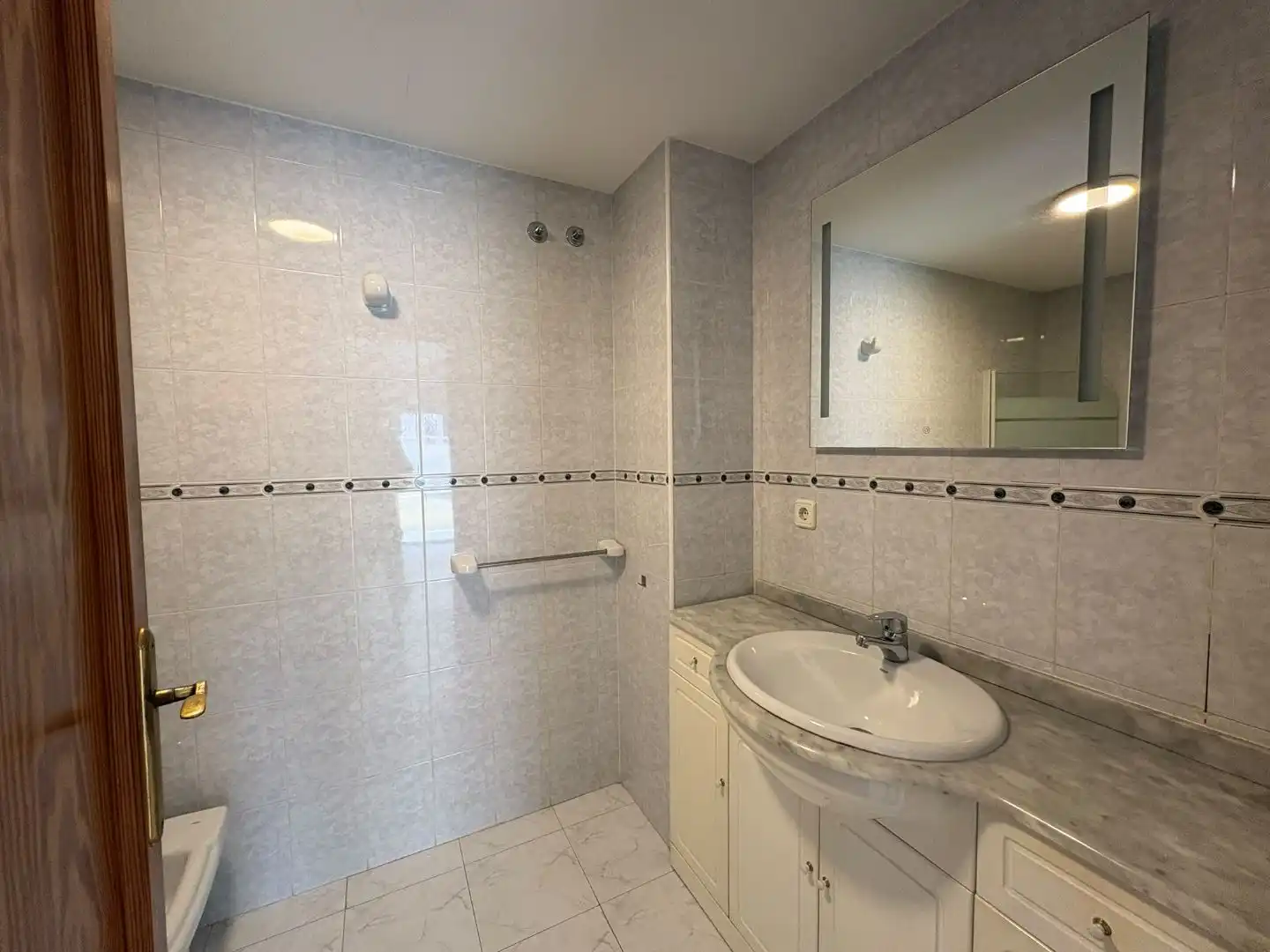 Bathroom of Flat for sale in L'Alfàs del Pi  with Air Conditioner, Terrace and Swimming Pool