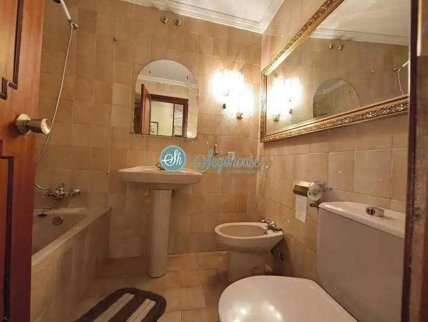 Badezimmer von Wohnung zum Verkauf in Segovia mit Heizung, Parkett und Terrasse