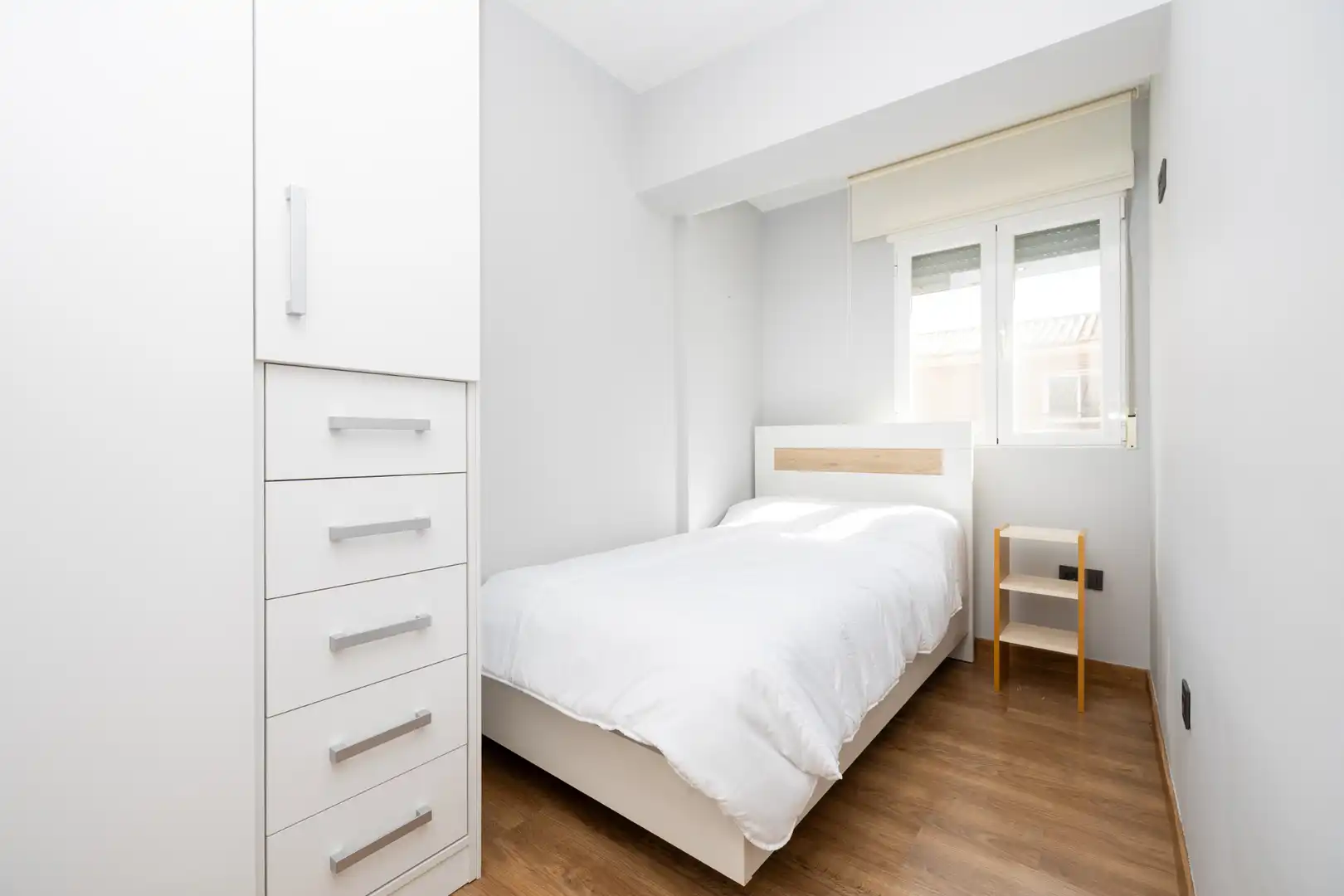 Habitación de Piso de alquiler en Granada con Aire acondicionado, Calefacción y Amueblado