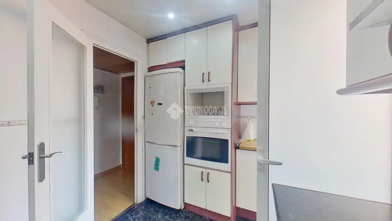 Cuina de Pis en venda en Barberà del Vallès amb Aire condicionat, Parquet i Moblat