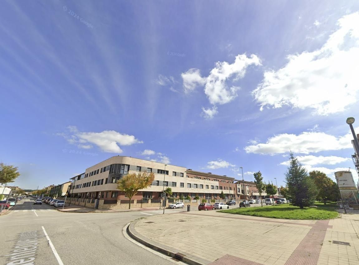 Vista exterior de Casa o xalet en venda en Burgos Capital amb Jardí privat, Terrassa i Piscina comunitària