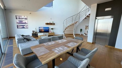 Espectacular casa de diseño con vistas panorámicas al mar y montaña
