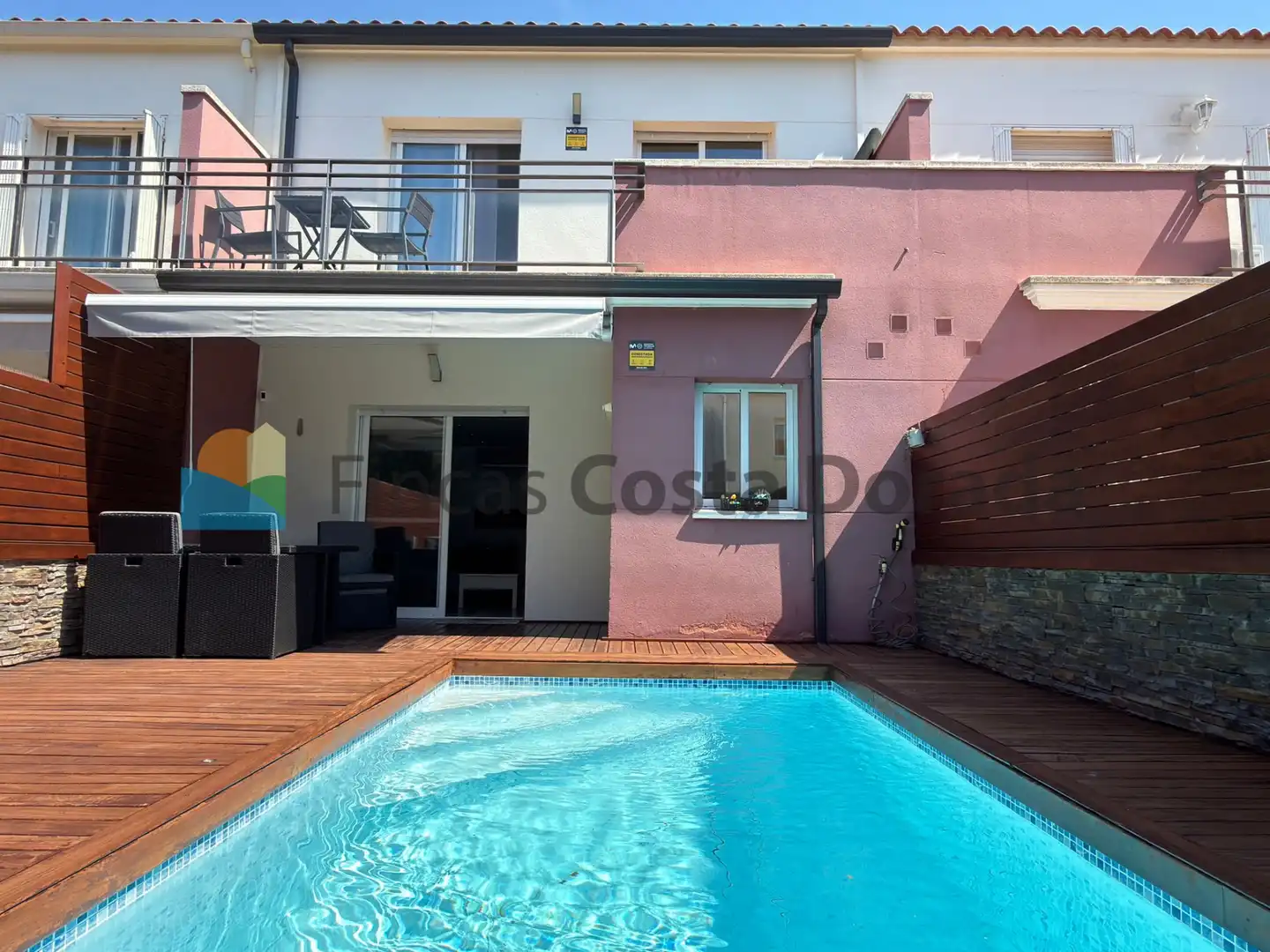 Piscina de Casa adosada en venda en Cubelles amb Aire condicionat, Calefacció i Jardí privat