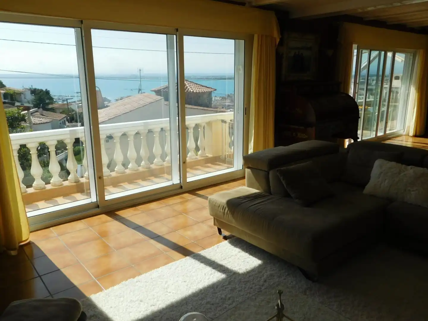 Sala d'estar de Casa o xalet en venda en Roses amb Aire condicionat, Jardí privat i Terrassa