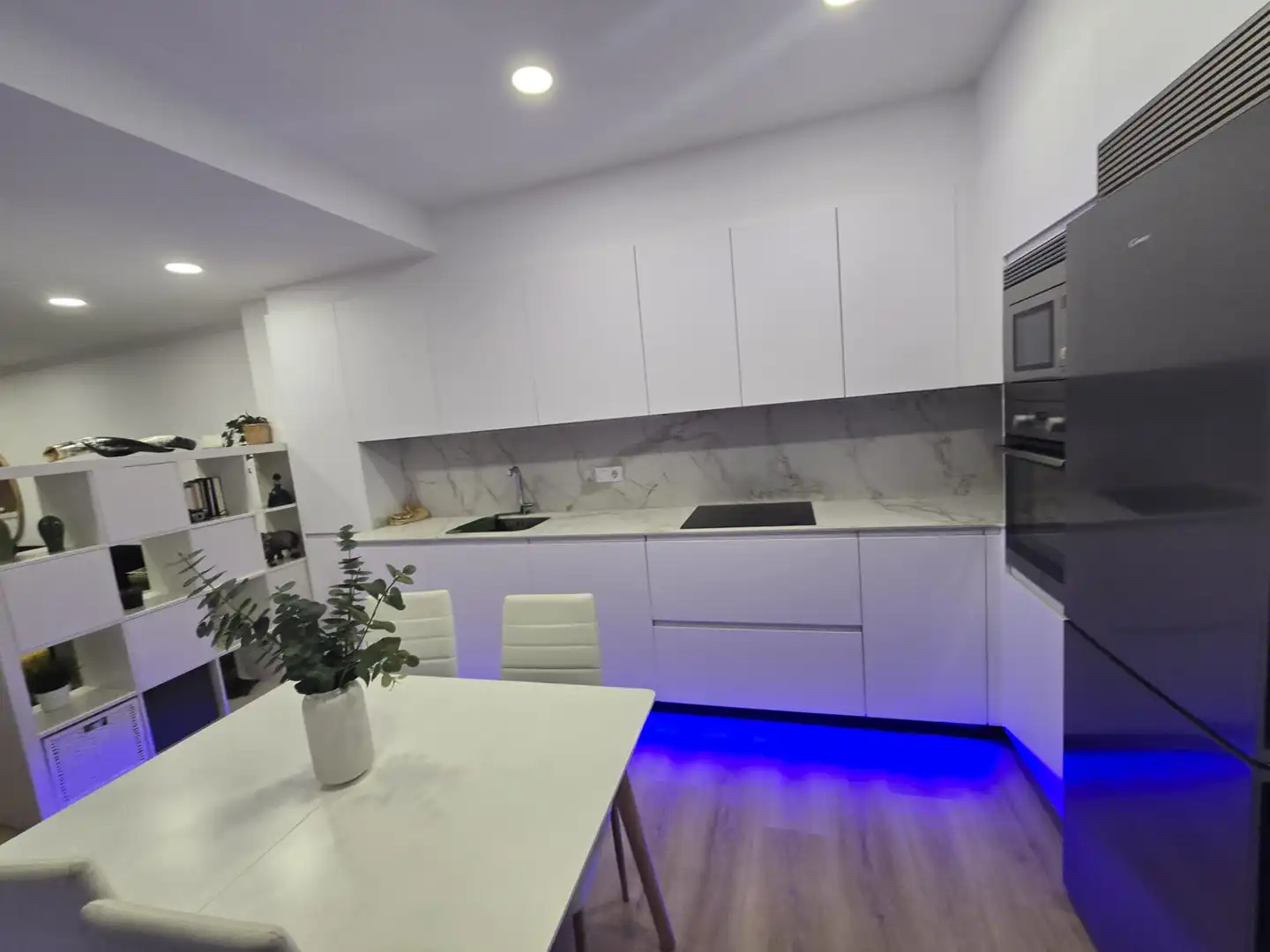Cuina de Apartament en venda en Vigo  amb Moblat, Forn i Microones