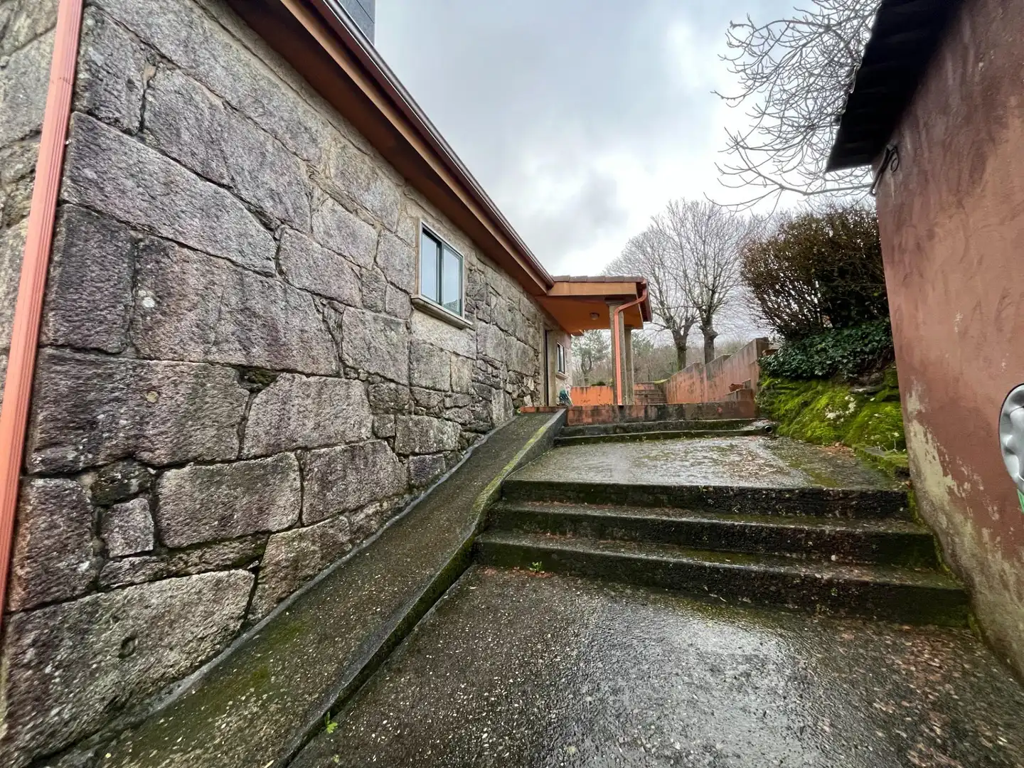 Vista exterior de Casa o xalet en venda en Covelo amb Calefacció, Jardí privat i Traster