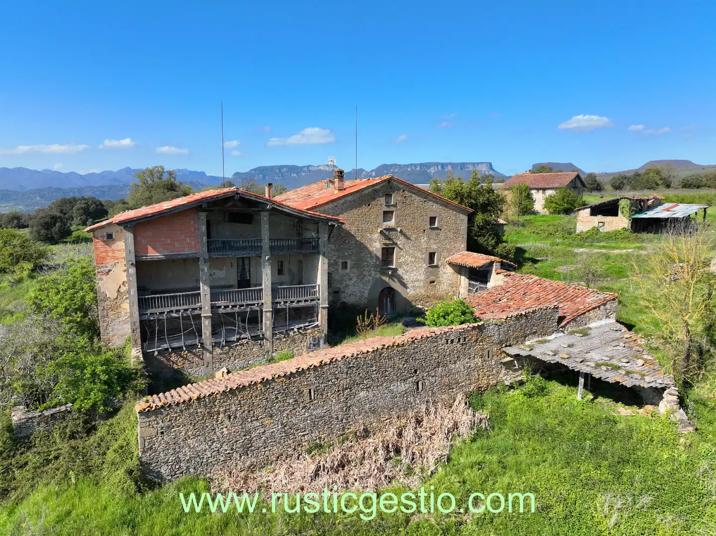 Vista exterior de Finca rústica en venda en L'Esquirol amb Jardí privat, Terrassa i Balcó