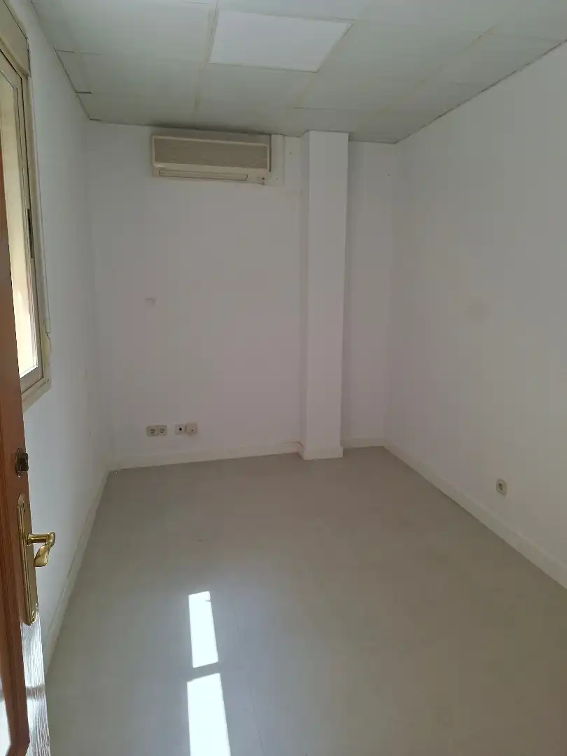 Office for rent in Pinto  with Air Conditioner and Heating