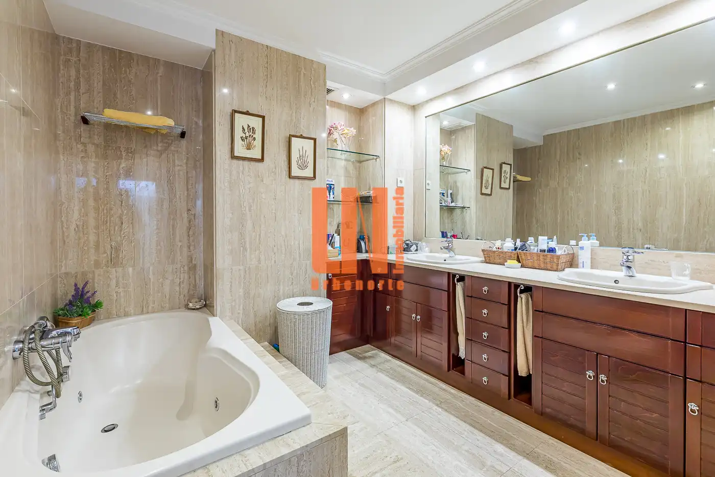 Baño de Casa adosada en venta en Madrid con Aire acondicionado, Calefacción y Jardín privado