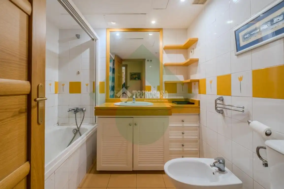 Bathroom of Flat for sale in Madrid  with Air Conditioner, Heating and Terrace