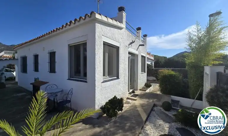 Vista exterior de Casa o xalet en venda en Roses amb Calefacció, Jardí privat i Traster