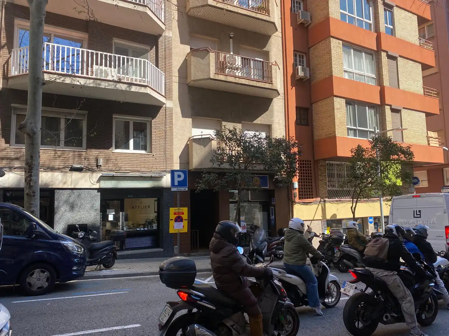 Vista exterior de Local en venda en Barcelona
