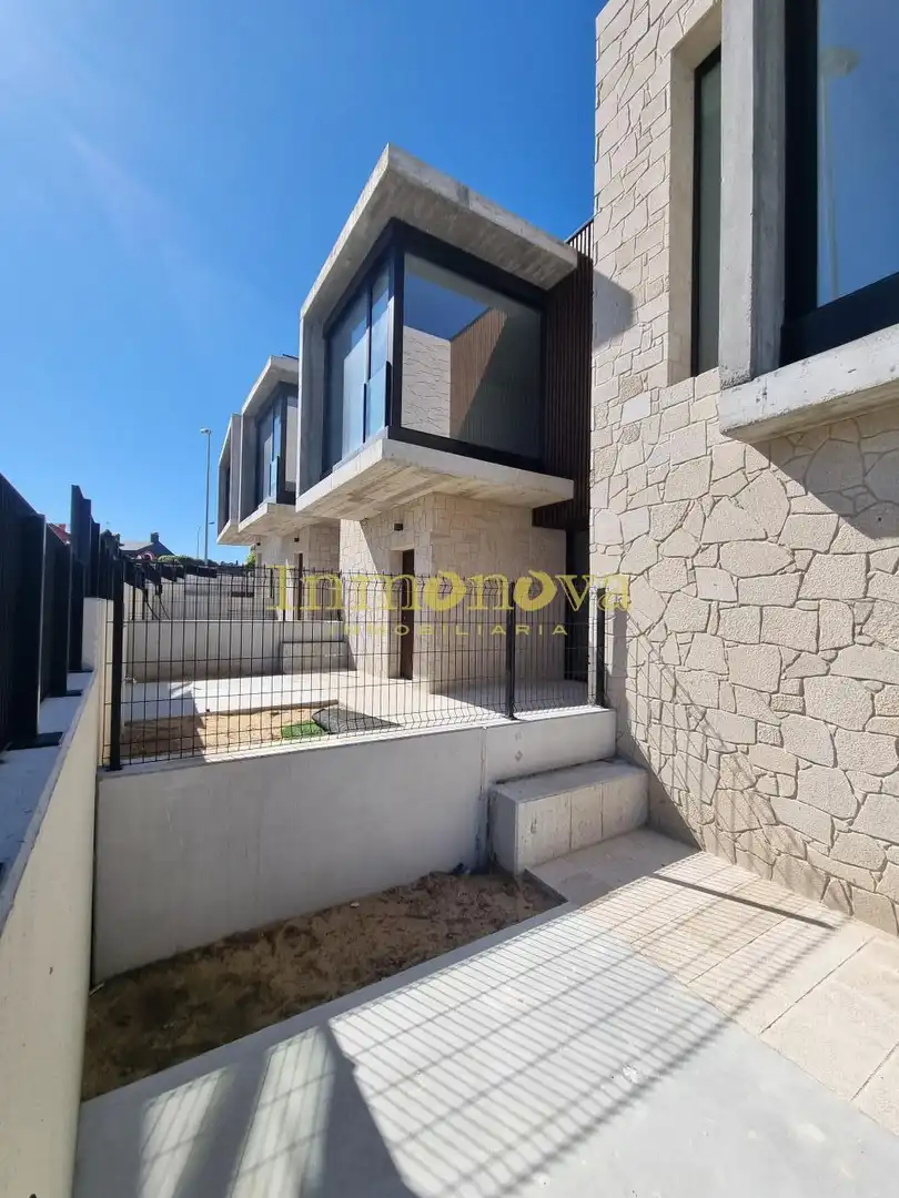 Vista exterior de Casa adosada en venta en Nigrán con Calefacción, Jardín privado y Terraza