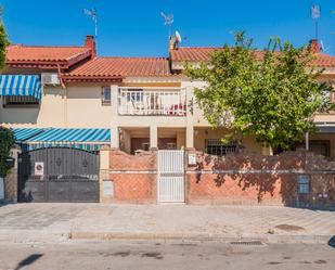 Vista exterior de Casa adosada en venda en Montequinto amb Calefacció, Parquet i Balcó