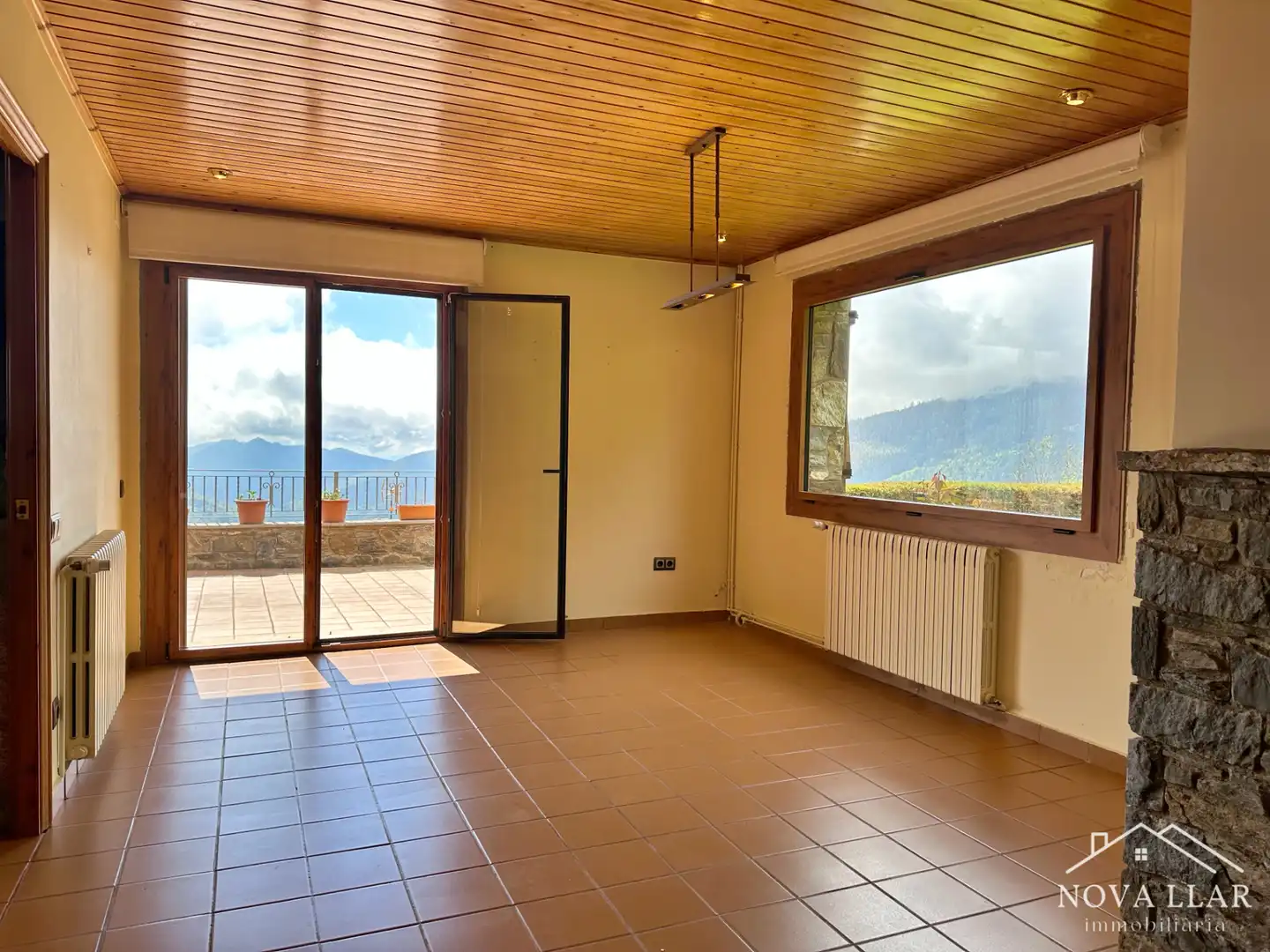 Wohnzimmer von Einfamilien-Reihenhaus zum Verkauf in Vilallonga de Ter mit Heizung, Privatgarten und Terrasse