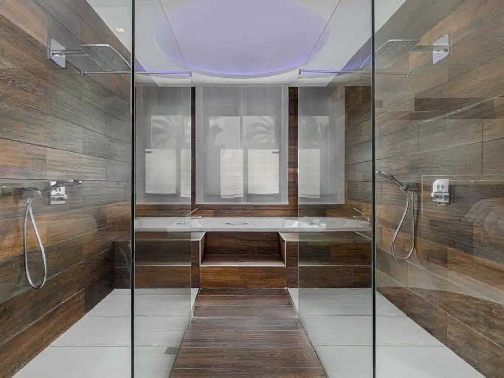 Badezimmer von Erdgeschoss zur Miete in Marbella mit Klimaanlage, Privatgarten und Terrasse