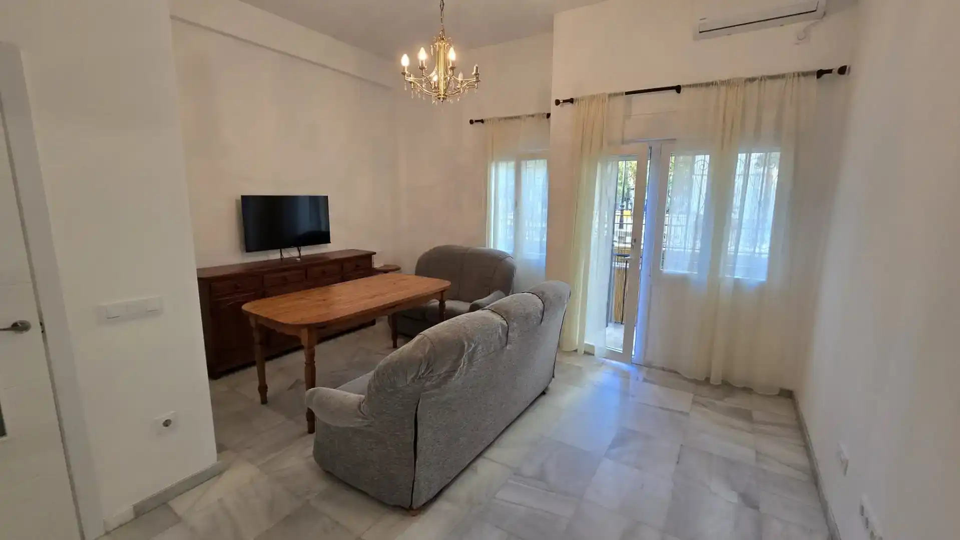 Wohnzimmer von Wohnung zur Miete in Sevilla mit Klimaanlage, Privatgarten und Möbliert
