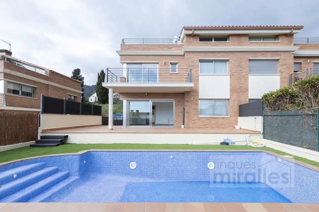 Vista exterior de Casa adosada en venda en Vilassar de Dalt amb Aire condicionat, Calefacció i Jardí privat