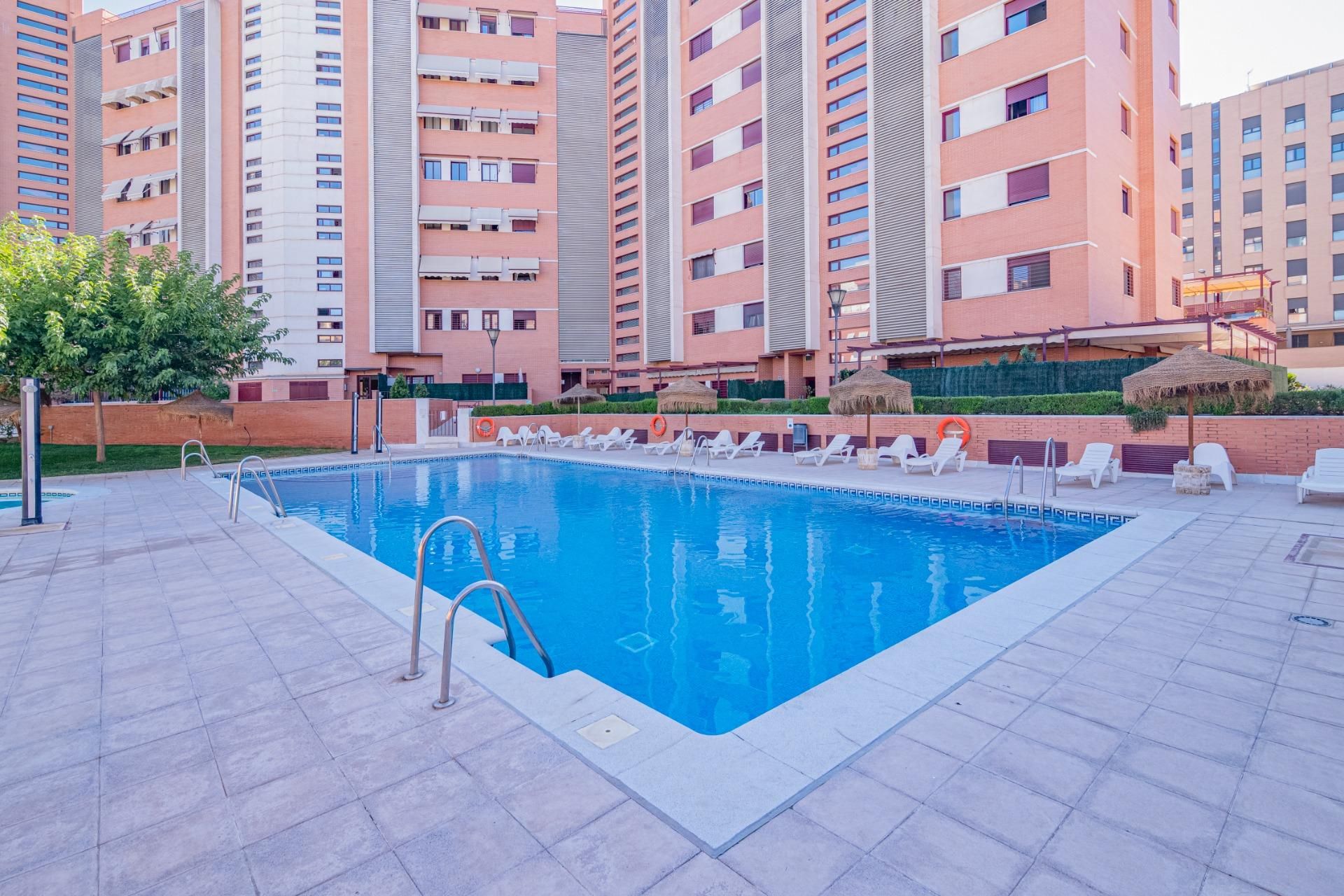 Piscina de Pis de lloguer en  Granada Capital amb Calefacció, Jardí privat i Terrassa