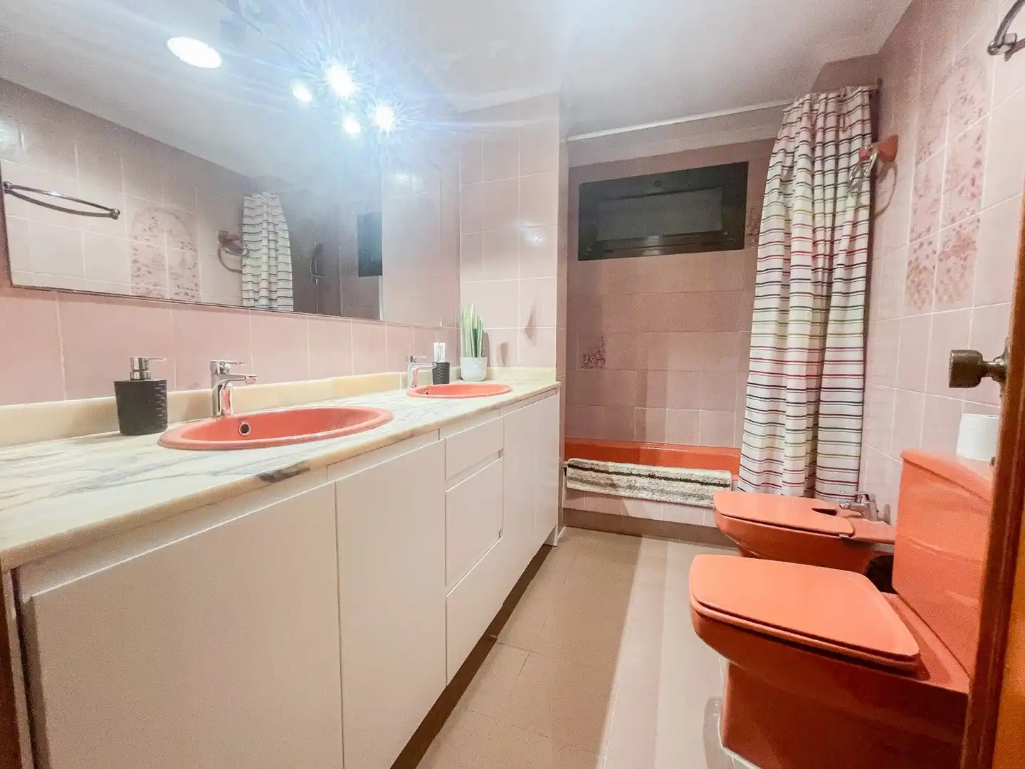Baño de Apartamento en venta en Alicante / Alacant con Calefacción y Amueblado
