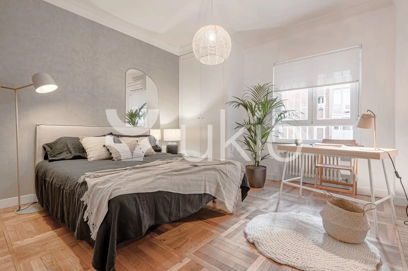 Dormitori de Apartament de lloguer en Madrid amb Aire condicionat, Calefacció i Moblat