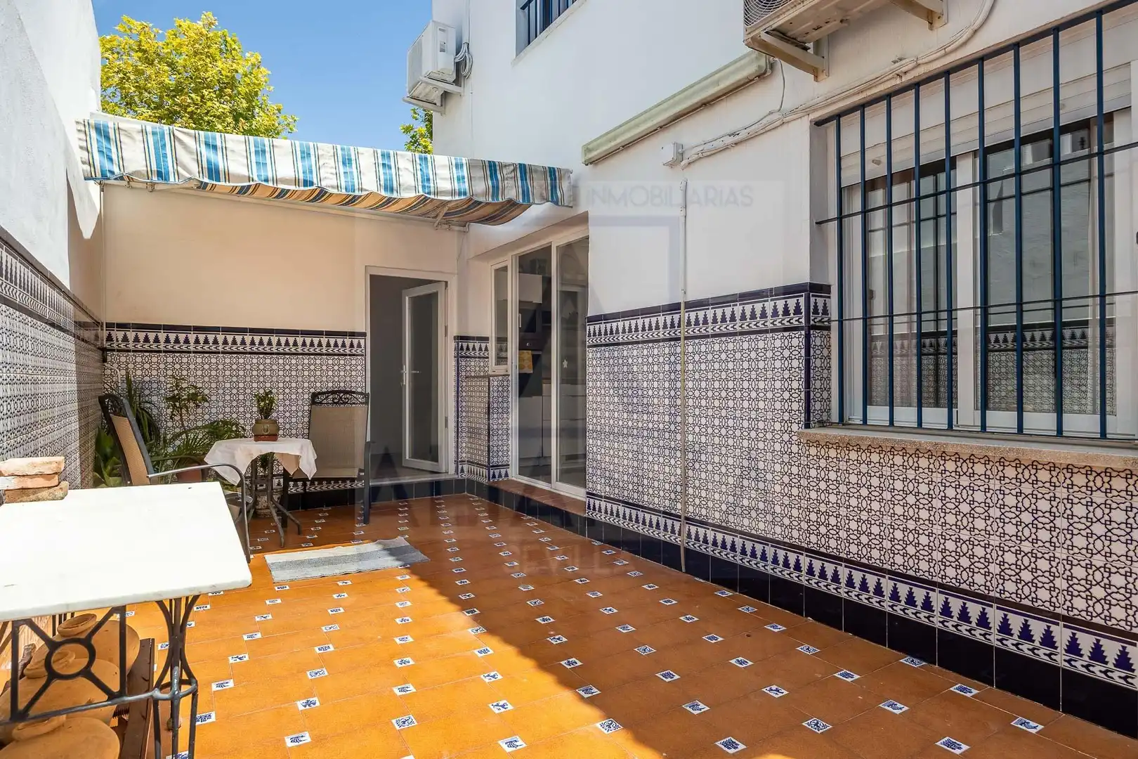 Terrasse von Einfamilien-Reihenhaus zum Verkauf in Mairena del Aljarafe mit Klimaanlage und Privatgarten